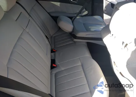 2010 Mercedes-Benz E 550 4Matic из США, поврежденный, VIN WDDHF9AB4AA180137